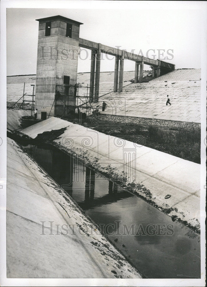 1954 Press Photo London Builders Work Bridge Valve Tower Reservoir - Historic Images