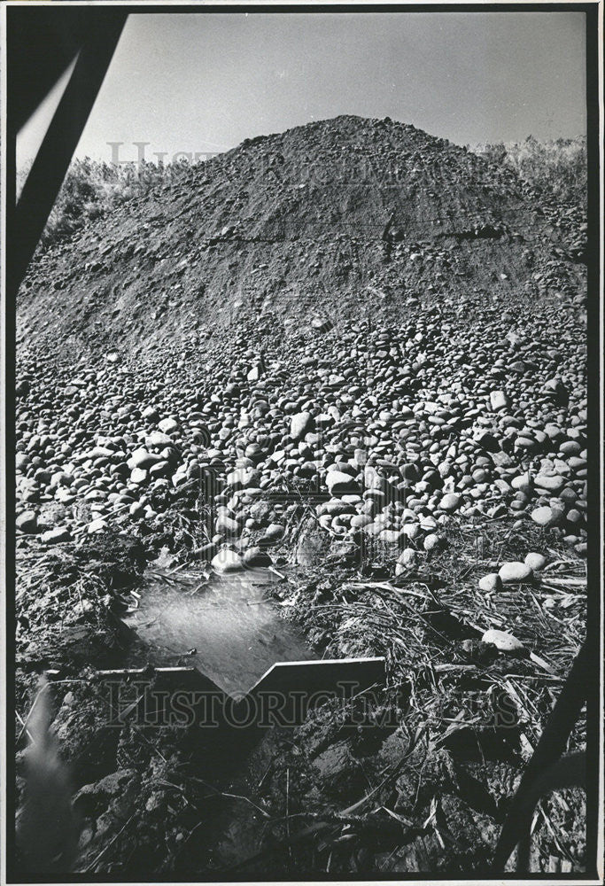 1976 Press Photo Dirt and Rocks On Downstream Side of Dam Plug Hole - Historic Images