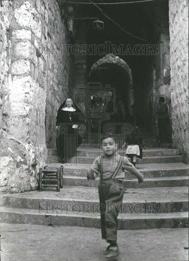 1961 Press Photo Narrow Via Dolorosa Calvary Good Friday - Historic Images