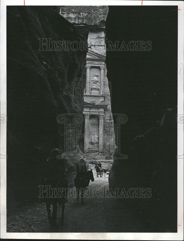 1985 Press Photo  Cliffs Lead Lost City Temple Jardan Desert - Historic Images