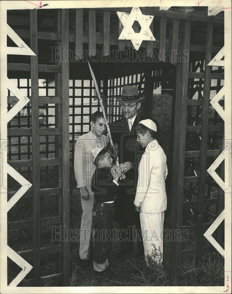 1957 Press Photo Children observe Sukkos - Historic Images