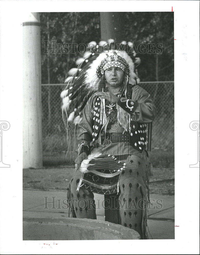 1982 Press Photo Robert Back bull Dressed Attire plains Indian Culture - Historic Images