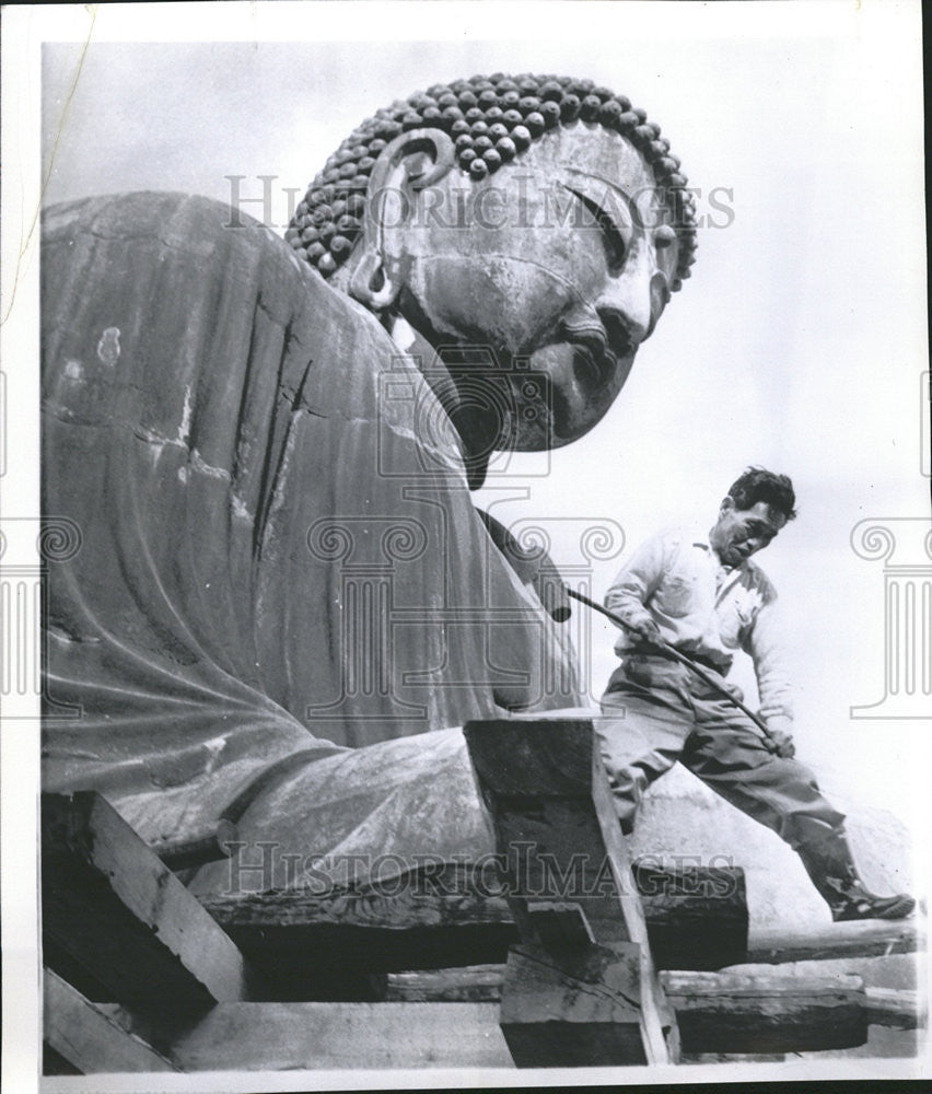 1961 Press Photo Workman Kamakura Japan Reinforce Buddha Earthquake-proof - Historic Images