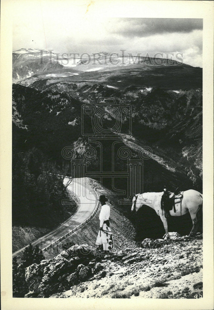 1947 Press Photo Cooke city Red Loge Billings highway Northwest entrance - Historic Images