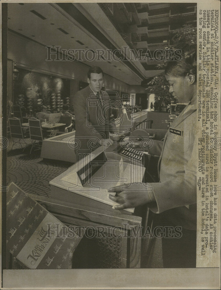 1970 Press Photo Hyatt House Coffee Shop Worker Using UBM Terminal Atlanta - Historic Images