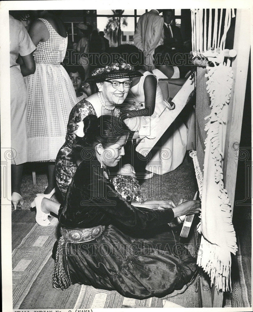 1962 Press Photo Native American Woman Using Loom - Historic Images