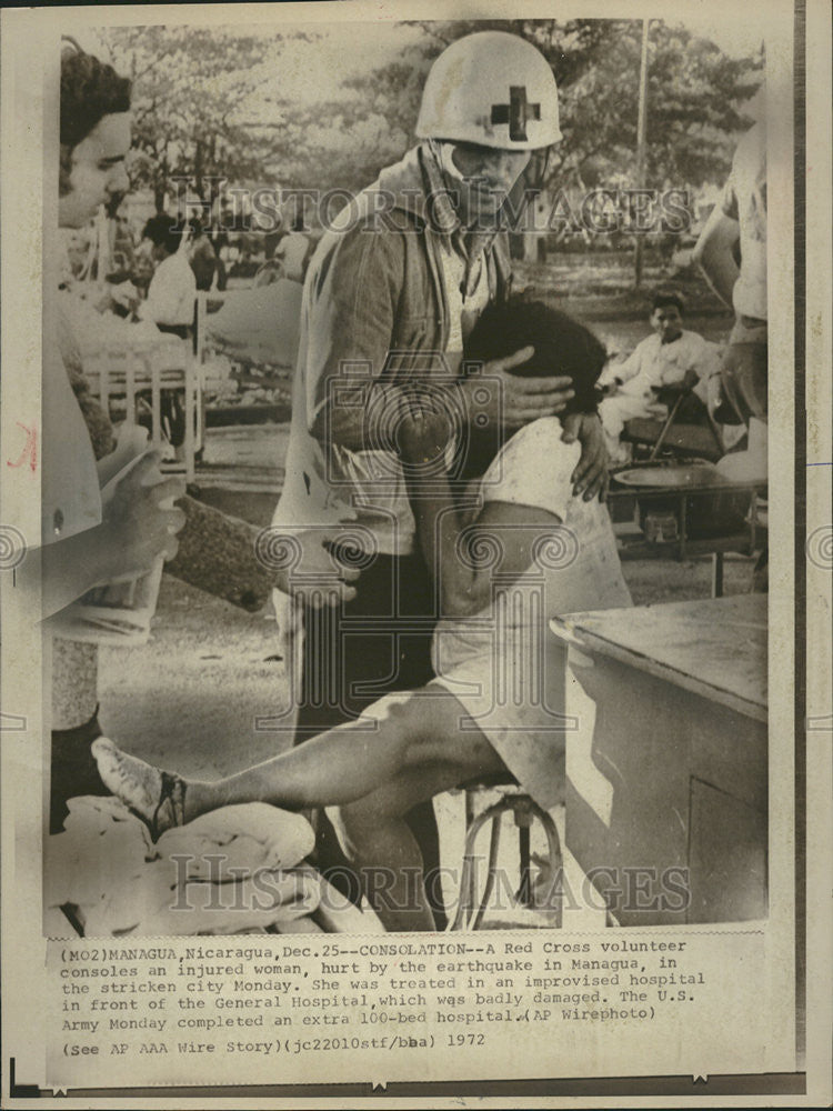 1972 Press Photo Red Cross volunteer consoles Woman Earth Quake Managua Injured - Historic Images