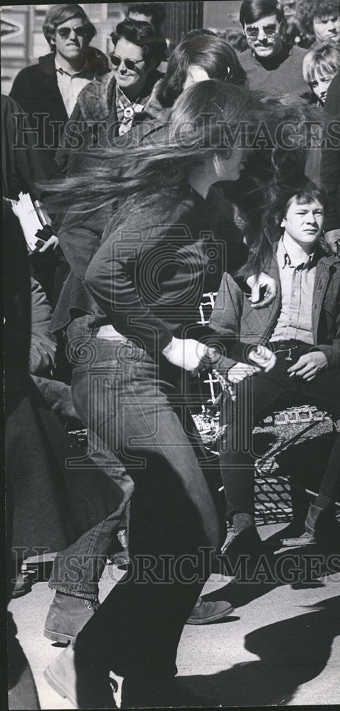 1970 Press Photo Young couples dancing happily  Chicago trial Talk - Historic Images