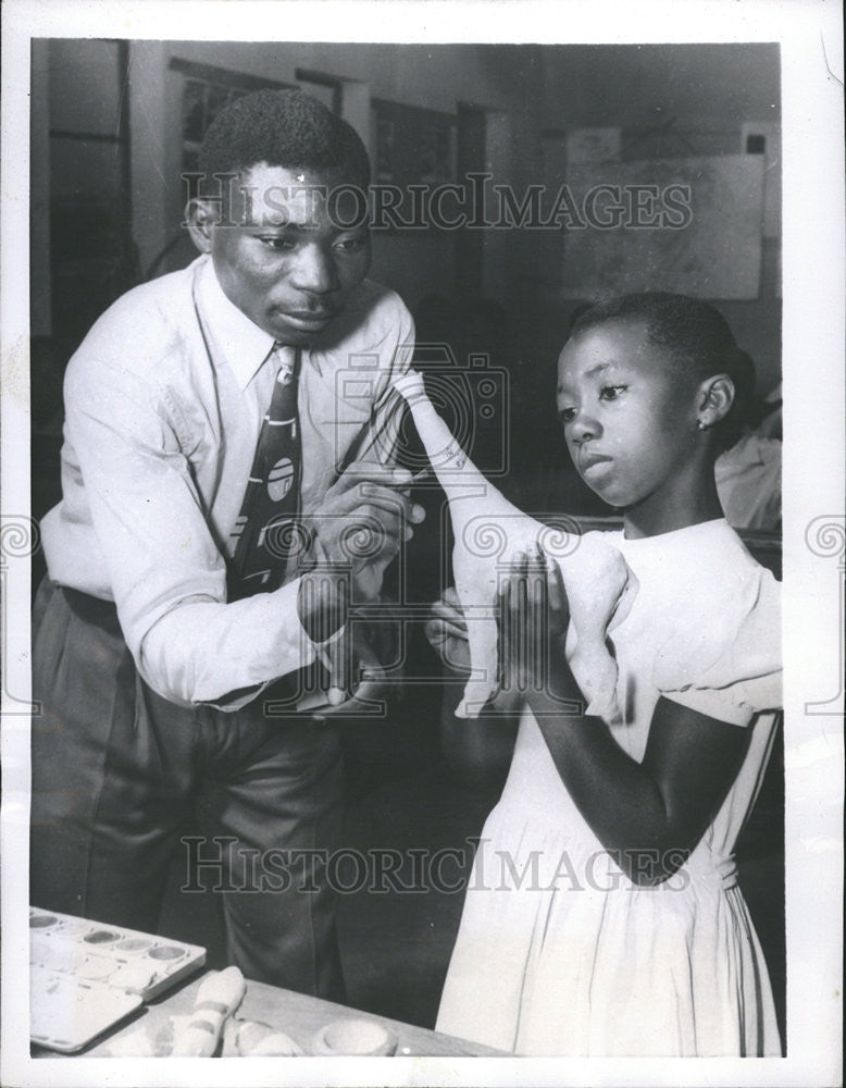 1956 Press Photo Belgian Congo African  woman Artist Express Material - Historic Images