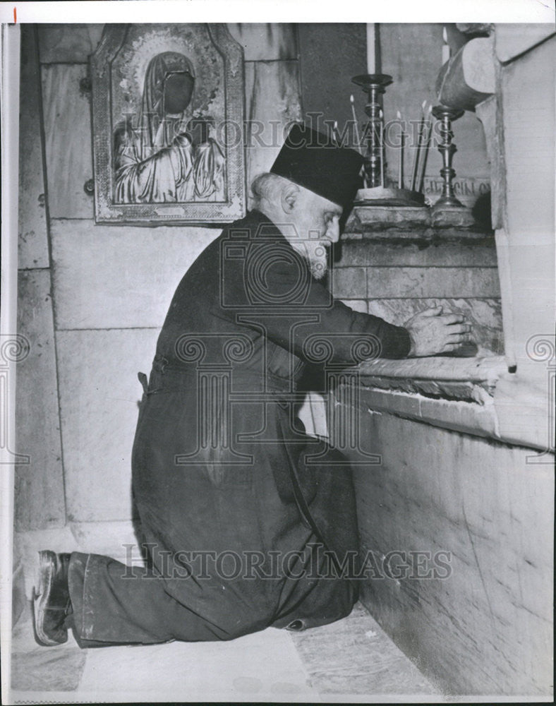 1964 Press Photo Father Matrofani Prays At Tomb Of Christ In Jerusalem - Historic Images