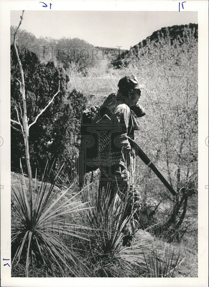 1986 Press Photo Bird Hunting Forest Nature - Historic Images