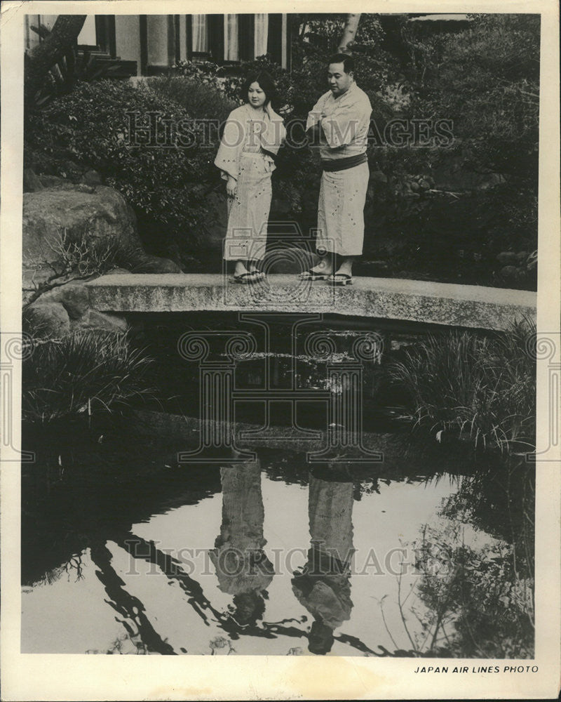 1972 Press Photo Cotton Kimonos Japanese Hotel Guests Pond Bridge - Historic Images