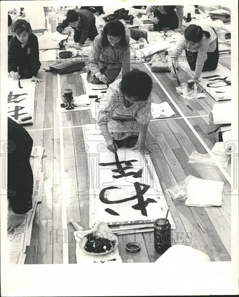 1969 Press Photo Japanese Students Practicing Characters Kanji - Historic Images