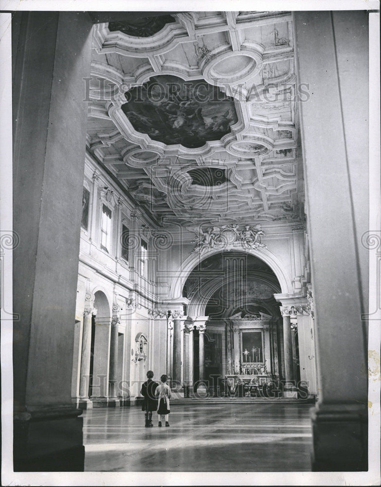 1953 Press Photo St Anastasia Church Rome Interior Children Visiting - Historic Images