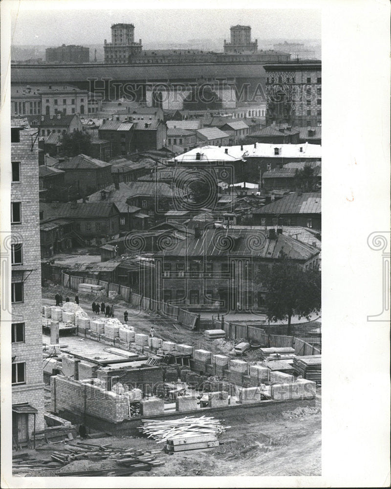 1958 Press Photo Apartment Building Slums Russia - Historic Images