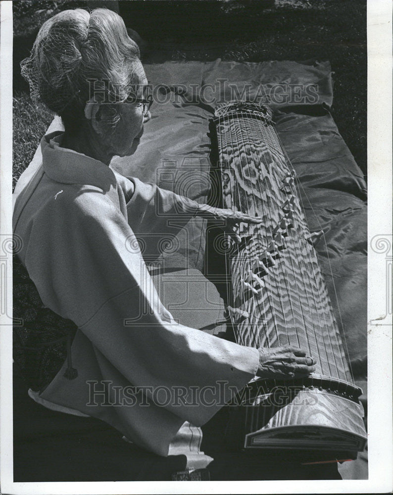 1977 Press Photo Takamatsu Woman Rolling Up Mat Traditional Oriental Clothes - Historic Images