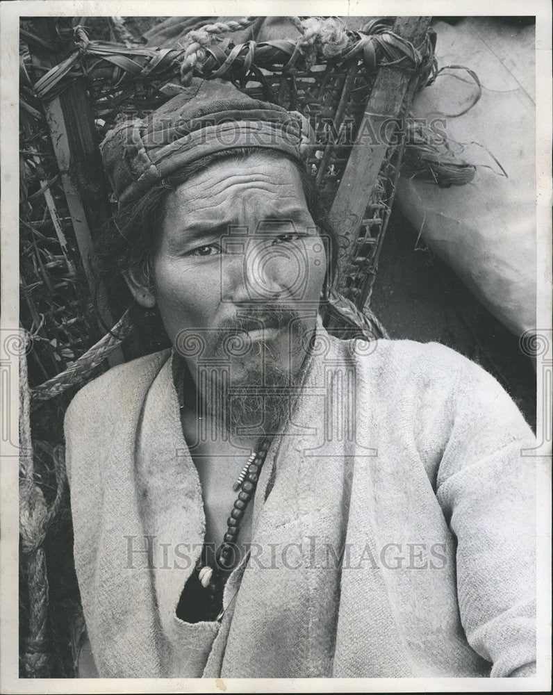 1958 Press Photo Sherpa Villager Tenzing Claiming Yeti Sighting Himalayas - Historic Images