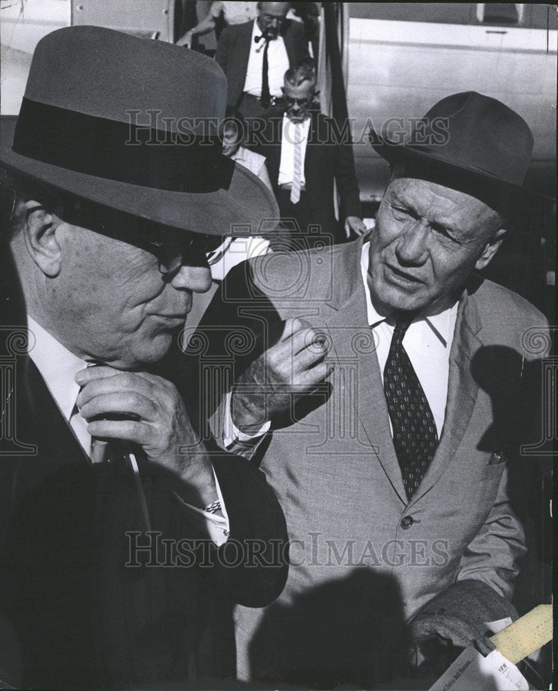 1959 Press Photo Chief Justice Earl Warren Refuses to Answer Reporter&#39;s Question - Historic Images