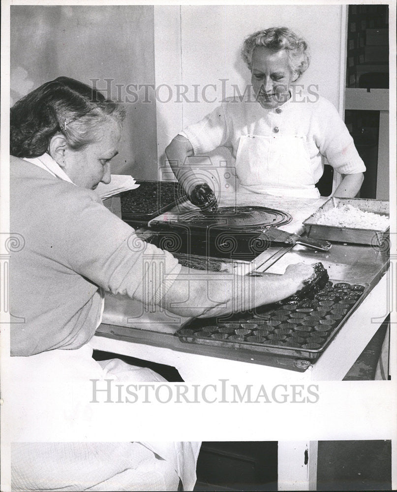 1957 Press Photo Marian Roberts Selma Roth Candy Chocolate Dipping - Historic Images