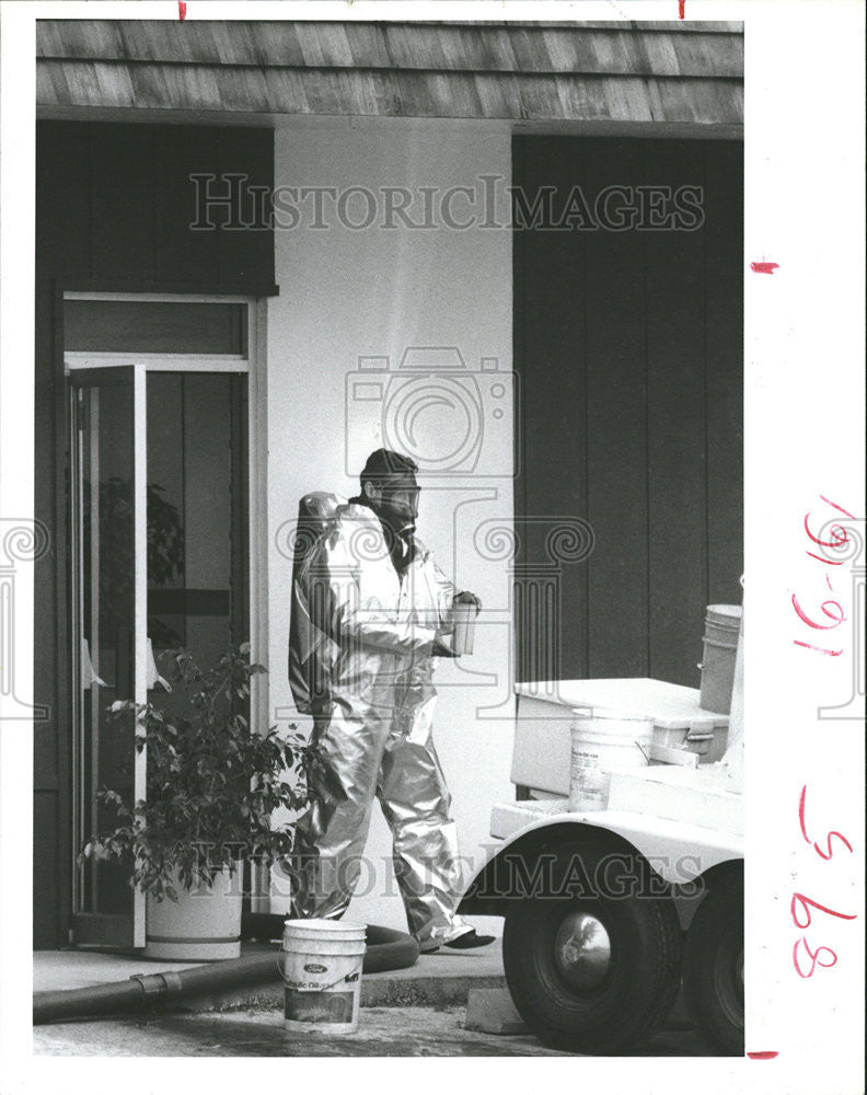 1986 Press Photo Man Hazmat Suit Removing Ether From Tampa College - Historic Images