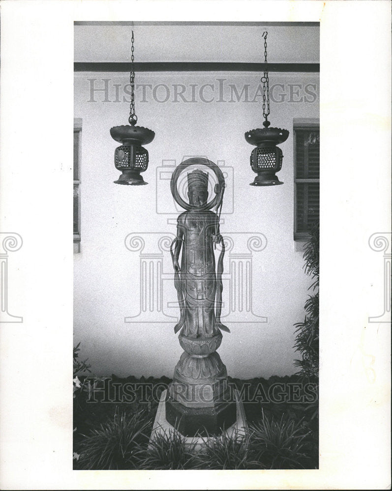 1975 Press Photo Japanese Garden Lanterns Oriental Statue Shrine - Historic Images