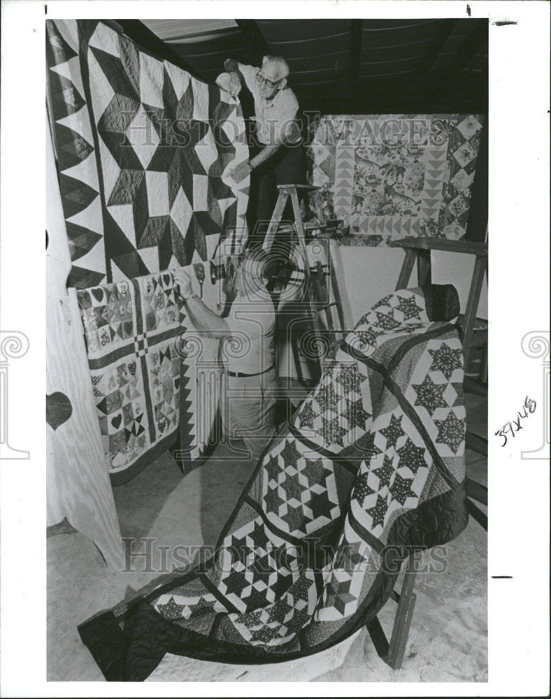 1991 Press Photo Luther Rozar Joe Herman Quilts Pioneer Florida Museum Dade City - Historic Images