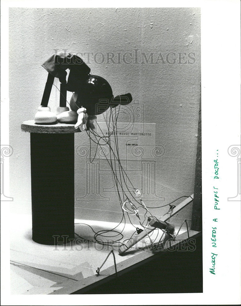 1980 Press Photo Broken Mickey Mouse Puppet Leaning Over - Historic Images