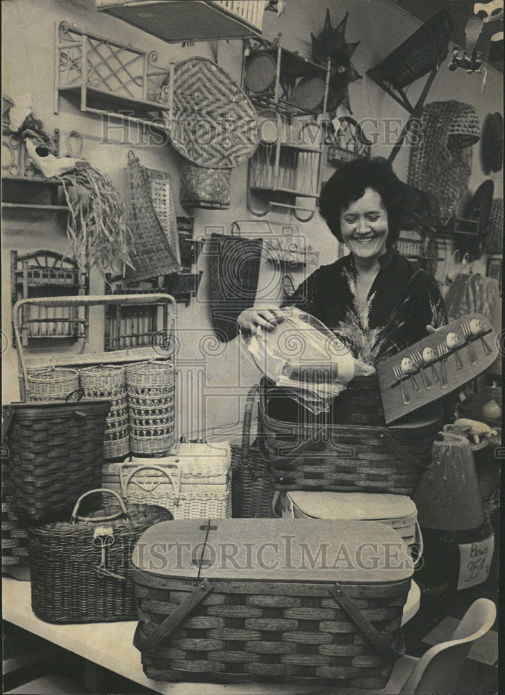 1981 Press Photo Basket Pedlars Shop Owner Showing Merchandise Denver - Historic Images