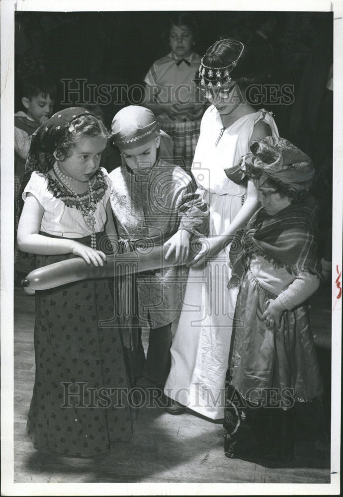 1955 Press Photo Purim Annual Carnival Children Dressed As Old Israelites - Historic Images