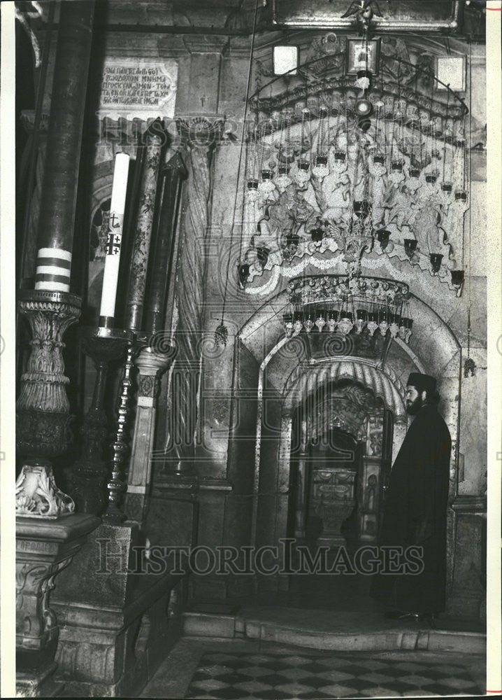 1980 Press Photo Church Holy Sepulchre Orthodox Priest Standing - Historic Images