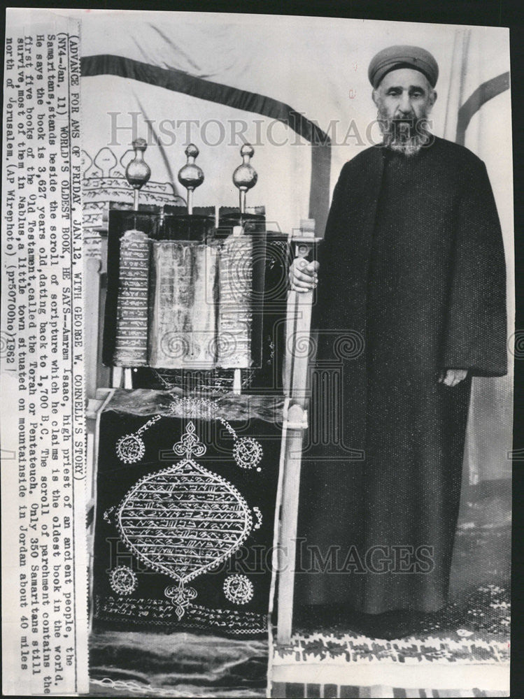 1962 Press Photo Amram Stands Beside the Scroll of Seripture in this Photo - Historic Images