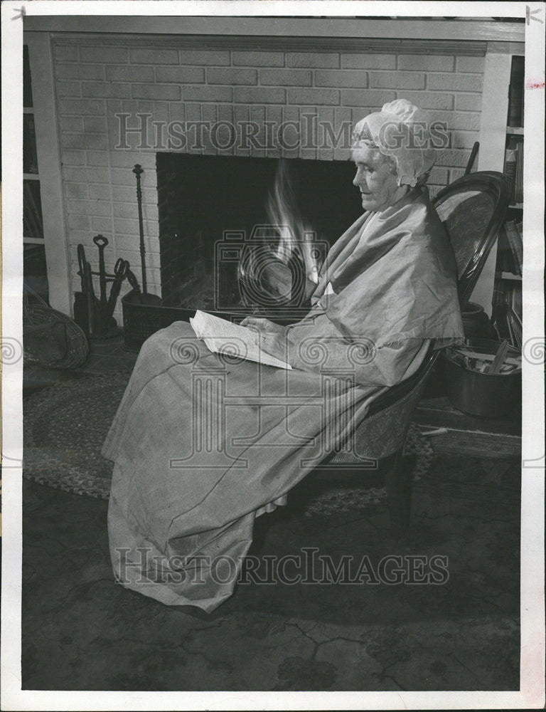 1958 Press Photo Mrs. Maynard V. Barney in Quaker Dress - Historic Images