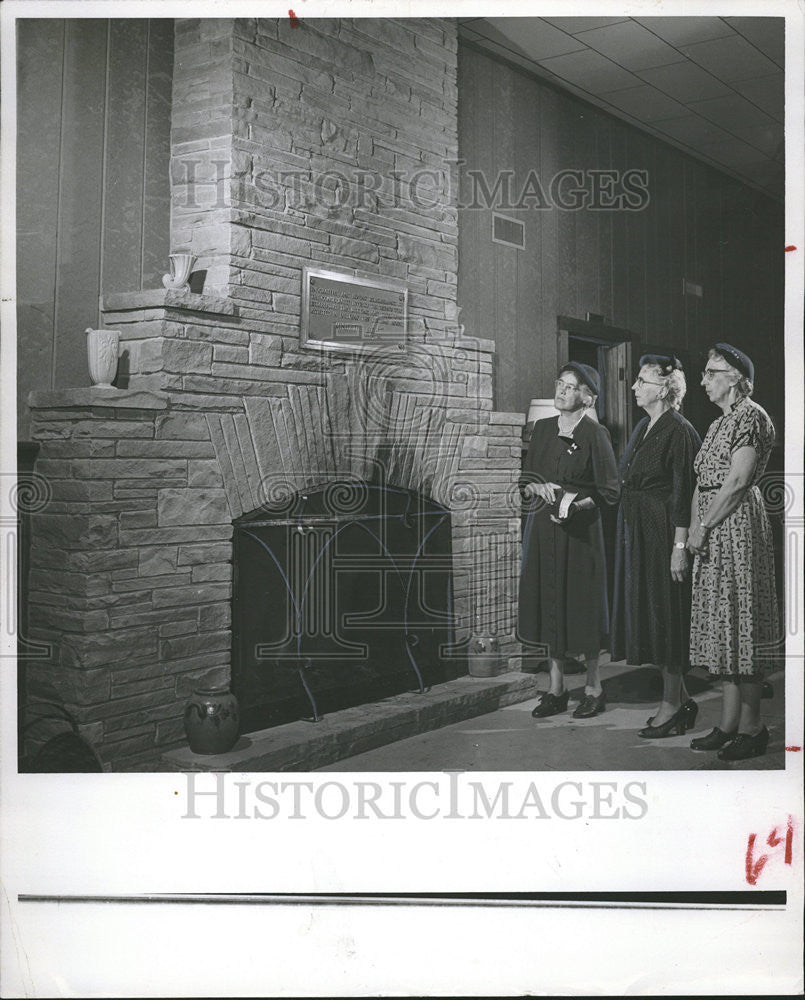 1956 Press Photo Friend Meet Home Fireplace Clerks Jacob Passmore Nevling - Historic Images