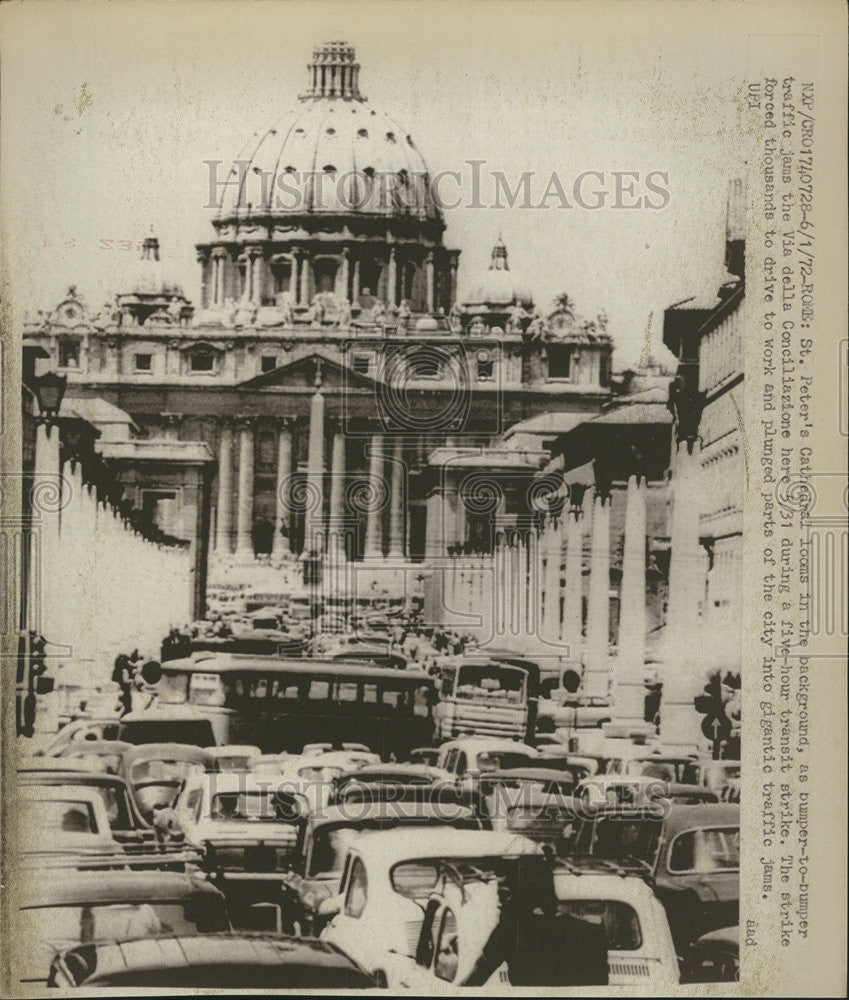 1972 Press Photo St. Peter&#39;s Cathedral Looms in the Background in Traffic - Historic Images