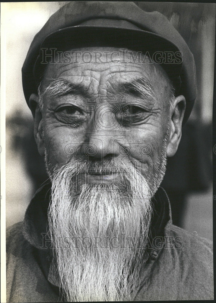 1979 Press Photo An Elderly Chinese in Peking Wears a Full Flowing Beard - Historic Images