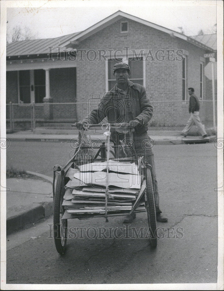 1967 Press Photo Man Wage War Poverty Cardboard Paper Collect Wheel Cart Way - Historic Images