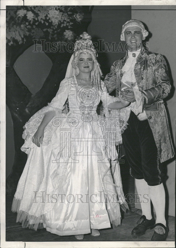 1946 Press Photo Curtain Rises Sharp Ruan Frans Marietta Marvin Worden Captain - Historic Images