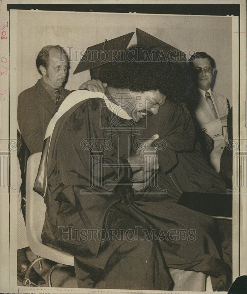 1974 Press Photo Graduate inmate Victor Taylor Marian Federal Prison ceremony IL - Historic Images