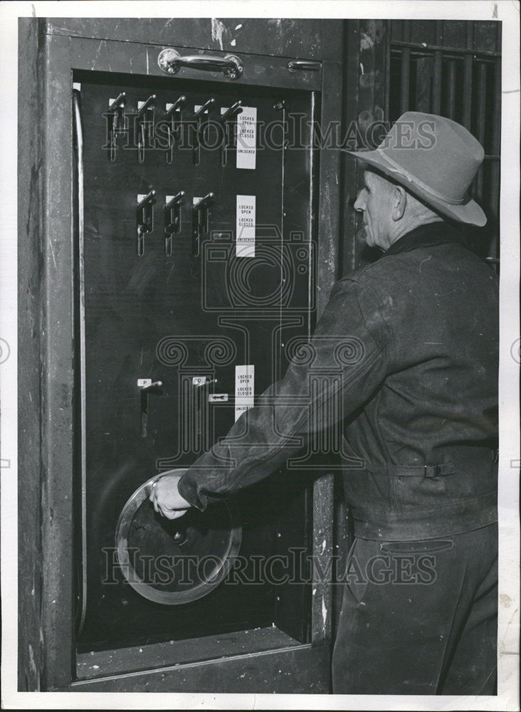 1954 Press Photo Guard Paul Cheatham Direct Building Cell Door Lock Device - Historic Images