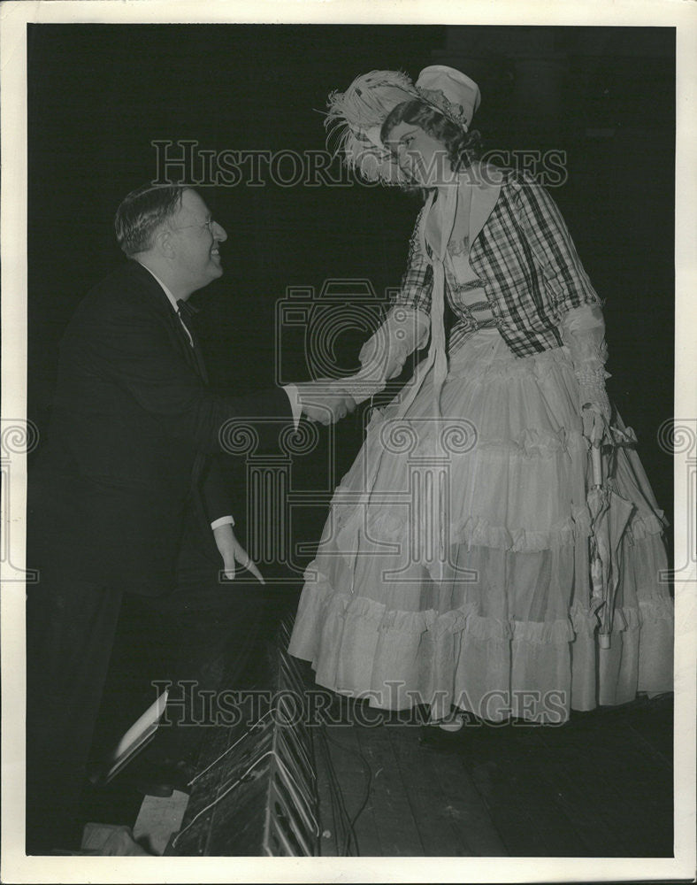 1940 Press Photo Person greet entertainer post opera stage performance show - Historic Images