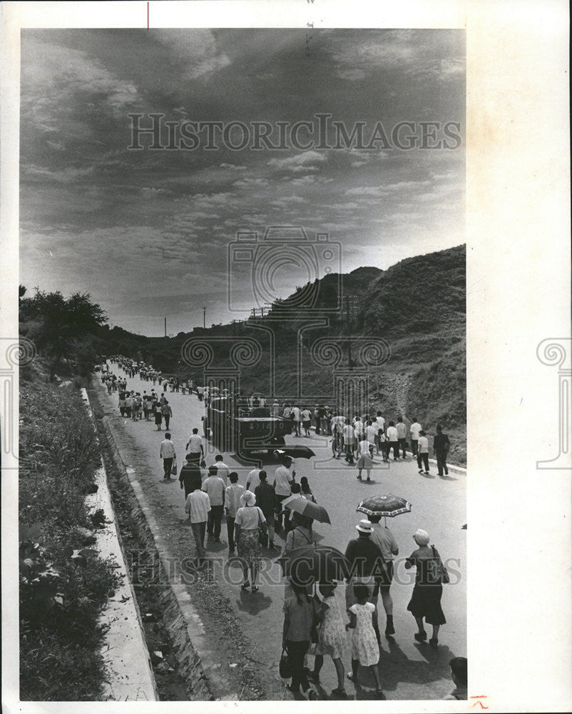 1979 Press Photo Train passengers Ba Da Ling Great Wall China Umbrellas - Historic Images