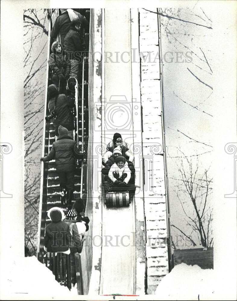 1975 Press Photo Milwaukee Winter Festival snow shoveling blues sports polka - Historic Images