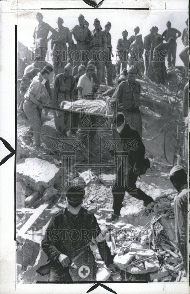 1963 Press Photo Yugoslav Soldier Clear Debris Earth Quake Devastate City Skopje - Historic Images