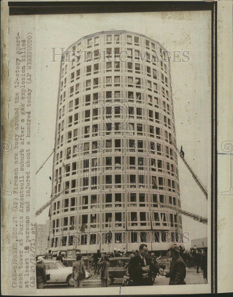 1971 Press Photo Paris Argentauil Suburb Fireman explosion gas apartment tower - Historic Images