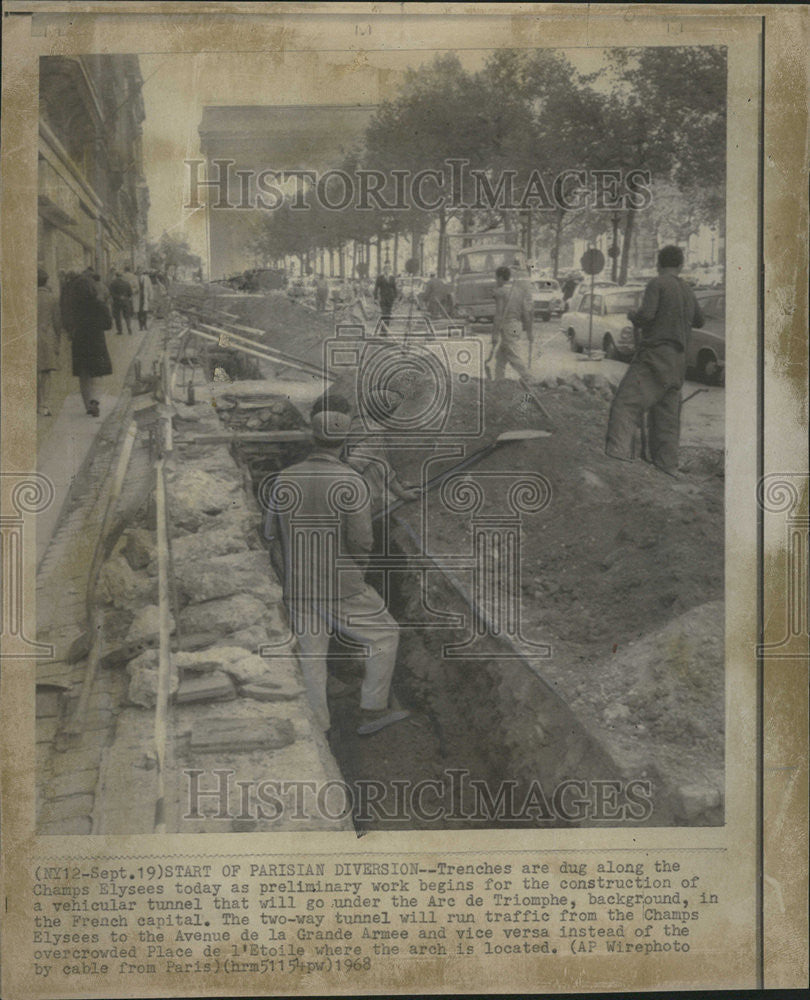 1968 Press Photo Trenches Champs Elysees Arc de Triomphe Franch capital - Historic Images