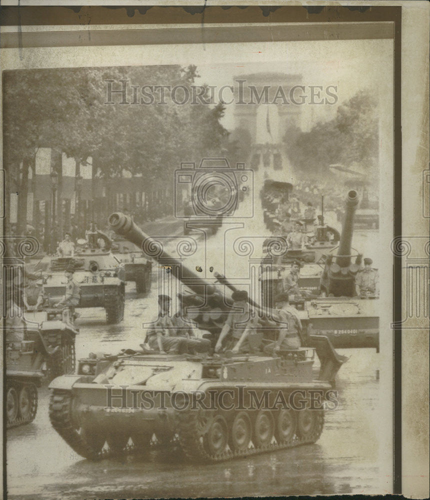 1968 Press Photo Champs Elysees Bastille Day Parade Paris rumble tank gun - Historic Images