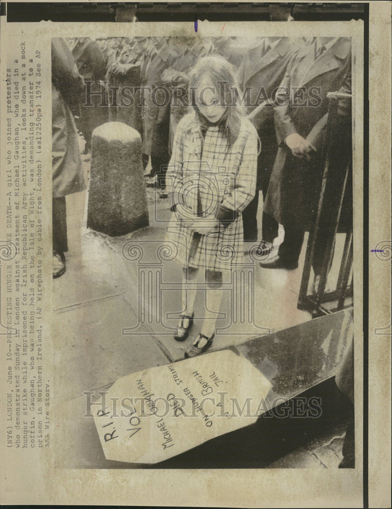 1974 Press Photo Michael Gaughan girl join protester demonstrate London treat - Historic Images