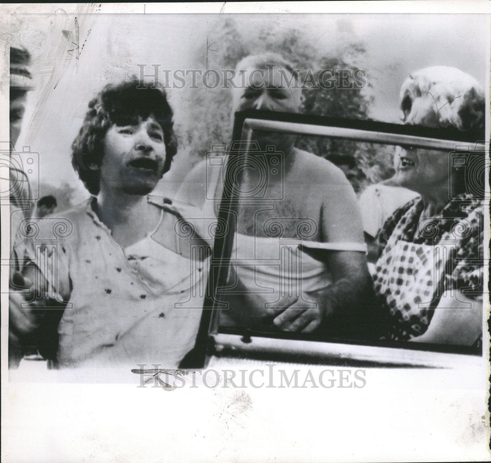 1963 Press Photo Woman Ambulance Skopje Yugoslavia City Earthquake - Historic Images