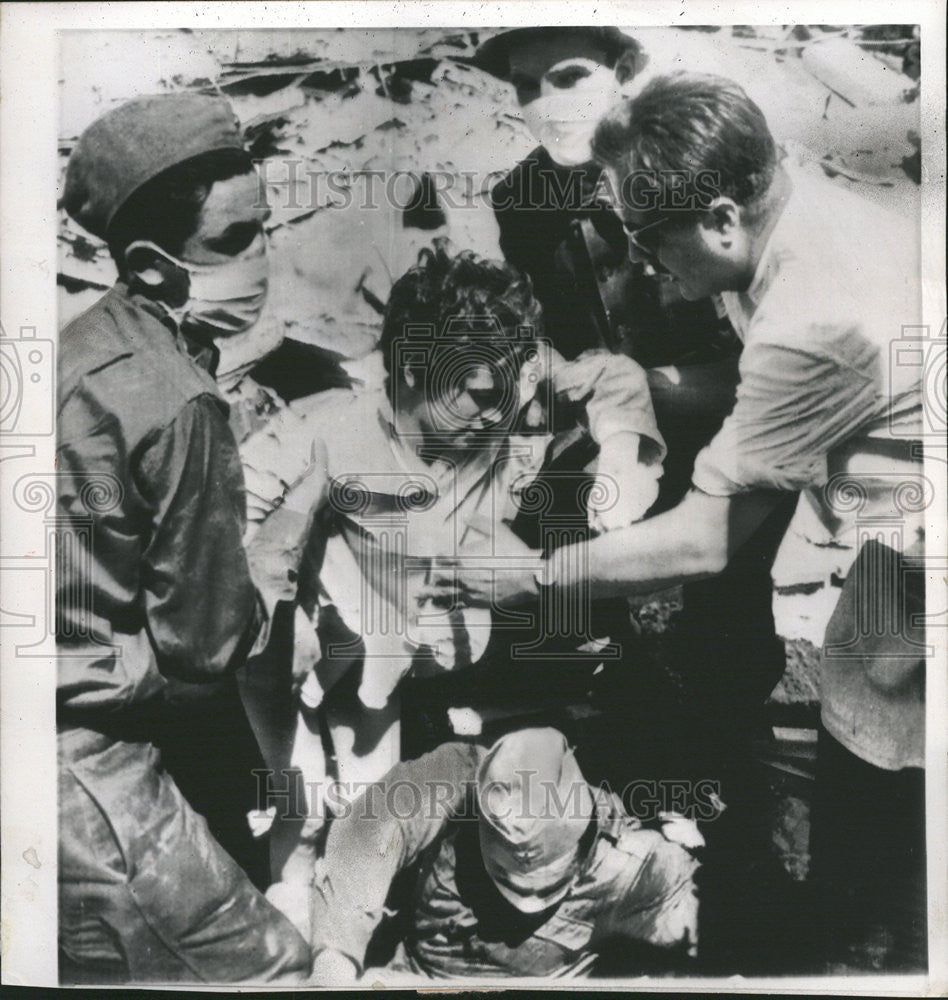 1963 Press Photo Yugoslavia Skopje earthquake building Physician French rescue - Historic Images