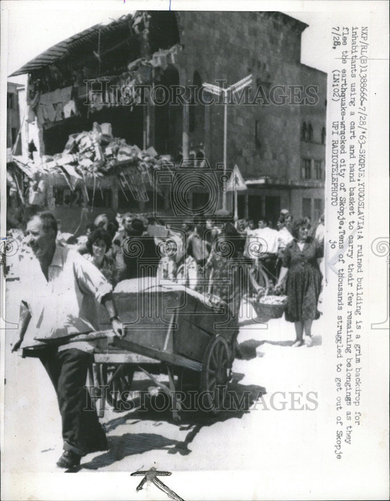 1963 Press Photo ruined building grim backdrop inhabitants cart basket Skopje - Historic Images